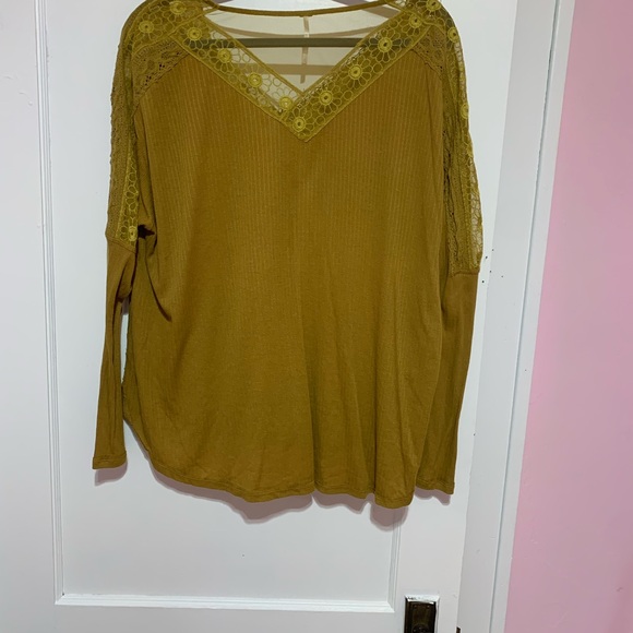Free people shirt with awesome detailing V-neck. It is a high low size large. - Picture 7 of 10